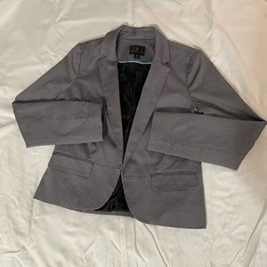 Does have shoulder pads. Great look for job interviews.